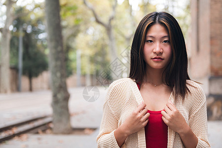 正在看镜头的年轻女青年女子企业家成人魅力水平冒充学生女孩女性女士图片