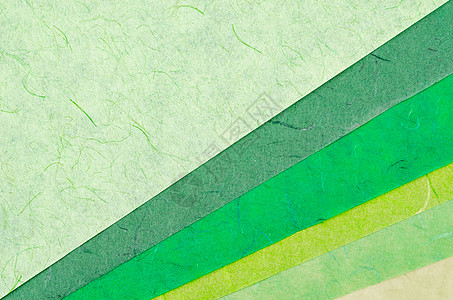 设计师使用由再生纸制成的绿纸纹理色样来定义项目的正确颜色图片