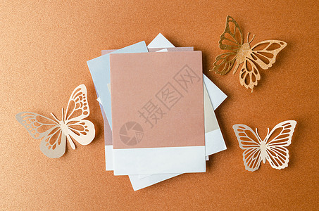 纸巾上写着粘合剂纸 供您在黄色背景的文字或留言和纸蝴蝶使用图片