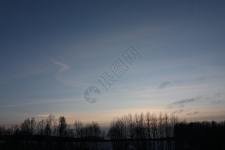 背景的日落天空 惊人的全景日出或日落天空 天空场景戏剧性日落阳光蓝色墙纸气氛夕阳晴天地平线季节图片