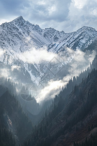 哈萨克斯坦阿拉木图地区的雪山 天空云多云 中部是亚洲的风景图案 北阿萨诸塞州图片