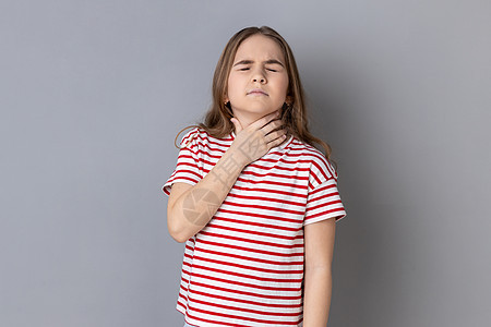 小女孩T恤触摸颈部 甲状腺紊乱或三联疫苗 喉咙发炎图片