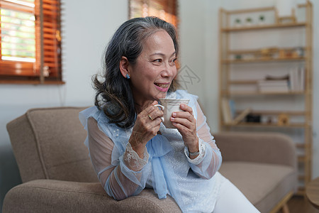 高龄妇女在家里喝好健康的茶或咖啡 锻炼和健康饮食概念老年桌子午餐厨房女士祖母饮食成人女性家庭图片