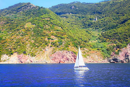 附近意大利里维埃拉的帆船爬坡风景假期客船阳光目的地文化海岸线旅行摩托艇图片
