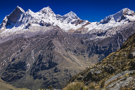 在的Huascaran山群 雪压安第斯山脉 秘鲁安卡什旅游山峰表面山脉环境国际火山地标雪山冰川背景图片