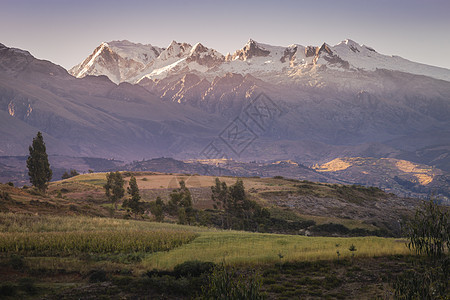 在的Huascaran山群 雪压安第斯山脉 秘鲁安卡什晴天日落山脉风景岩石山峰景观目的地雪山冰川图片