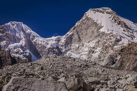 在的Huascaran山群 雪压安第斯山脉 秘鲁安卡什岩石地标景观山峰火山旅游山脉雪山目的地晴天图片