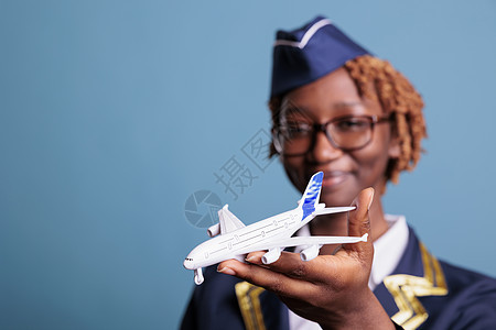 具有商用玩具飞机的女专业飞行女专业助航员图片