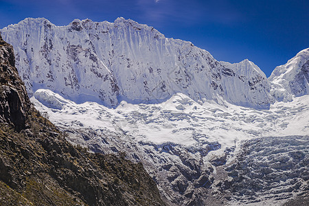 秘鲁安卡什安第斯山脉冰川的山顶雪峰风景旅游山峰目的地悬崖表面裂缝晴天天空国际图片