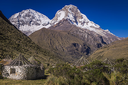 秘鲁华拉兹附近的山谷和Huascaran废墟中的石屋旅行建筑学目的地住民石材旅游晴天文明风景蓝色图片