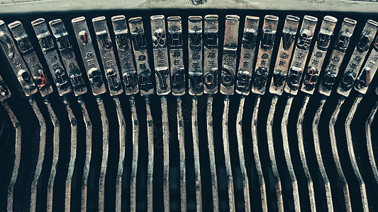 旧手动打字机的Typo键盘在复古书写机器上打字图片