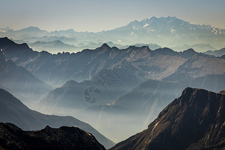 瑞士格劳本登州恩加迪内上层的苏氏体阿尔卑斯山地貌晴天天空冰川旅行全景假期森林草地自然文化图片
