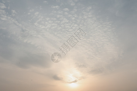 日落的夜色天空 有太阳和云雾 月光黄昏云层背景图片