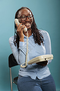正面的非洲热线接线员通过有线电话交谈 请访问拨号求助金属讲话操作员技术女性助手电话成人图片
