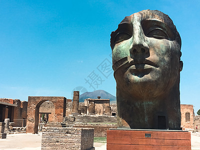 在意大利角上对庞贝石浆和Vesuvius山的观察灾难摄影旅行火山蓝色废墟观光柱子建筑遗产图片