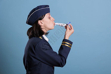 身着专业航空制服的女主管人员图片