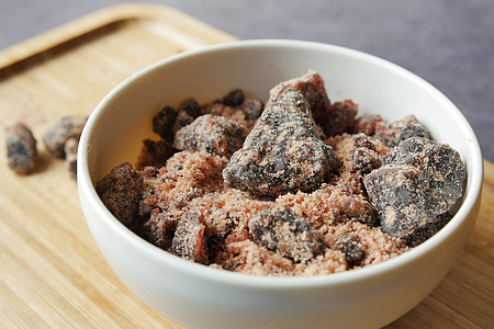 喜马拉雅黑盐岩晶体 Kala Namak在桌子上的一个容器中水晶厨房调味品岩盐岩石香料粉色矿物美食食物图片