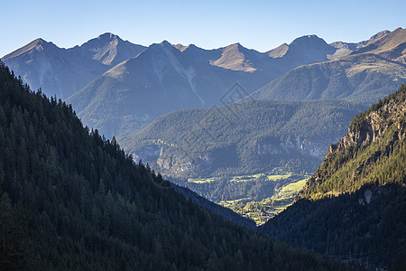 瑞士格劳本登州恩加迪内上层的苏氏体阿尔卑斯山地貌文化冰川自然森林天空旅游晴天全景山峰旅行图片