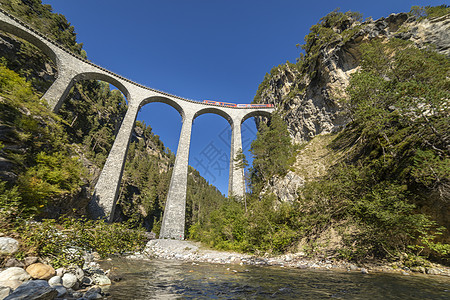 瑞士列车经过瑞士格劳本登阿尔卑斯山桥乡村运输火车站旅行晴天天空峡谷曲线建筑学交通图片