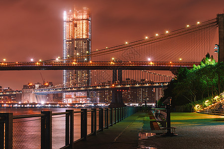 布鲁克林大桥和下曼哈顿 天线之夜的景象 来自纽约市布鲁克林桥公园图片