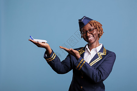 指着商业飞机的非洲美籍空姐们图片
