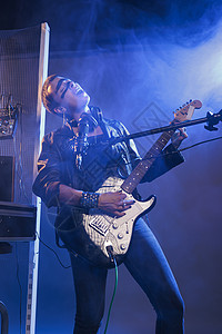 女朋克摇滚歌手在吉他演奏摇滚图片