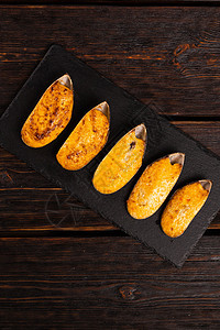 新鲜的鲜贝壳 烤奶酪顶端视图     法国或日本烹饪食谱饮食贝类甲壳动物海鲜营养海洋食物香菜图片