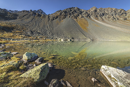 瑞士的Fluela山口高山湖风景水面全景远足爬坡反射旅游蓝色岩石流感图片