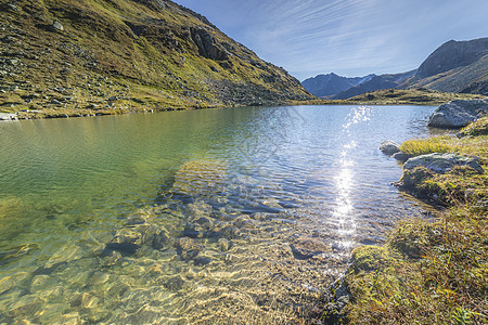 瑞士的Fluela山口高山湖旅行水面旅游反射山峰远足爬坡流感风景山脉图片