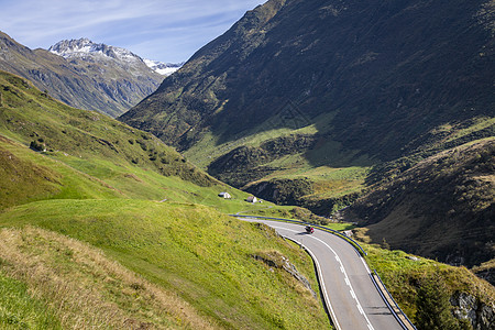 Oberalp山口 瑞士的戏剧性道路目的地假期驾驶文化松树山峰风景高地小路农场图片