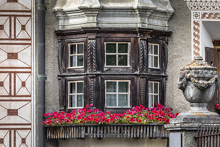 在瑞士格劳本登恩加迪因加丁有巴尔科尼的典型窗口住宅窗户旅游窗台外观手工品壁画结构文化房子图片
