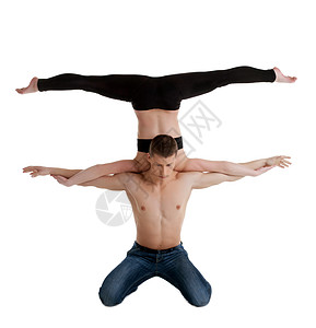 手握着两个年轻的杂技表演夫妻姿势运动男生女孩舞蹈家闲暇艺术演员舞蹈图片