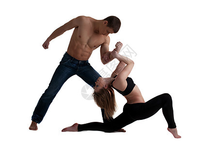 两个年轻的杂耍演员在舞蹈中表演艺术男生运动员冒充时尚马戏团杂技工作室女孩姿势图片