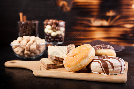 不同种类的糖果咖啡食物玻璃桌子木板甜甜圈巧克力包子糕点花生图片