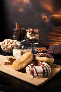 不同种类的糖果甜点食物杯子巧克力甜甜圈早餐木板大理石桌子肉桂图片