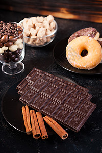 巧克力片 甜甜圈 棕色糖以及巧克力和咖啡豆花生的顶层图景大理石豆子小吃肉桂木板糕点杯子食物早餐包子图片
