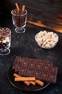巧克力片板与其他糖果旁边豆子木板桌子糕点包子甜甜圈小吃早餐大理石甜点图片