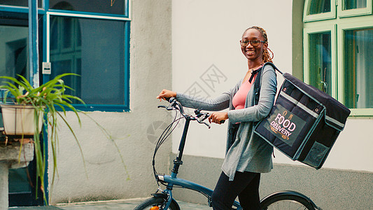 青年妇女 以自行车为分娩人工作图片