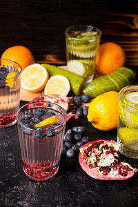 由有机水果制成的自然脱毒水黄瓜饮料橙子食物排毒饮食浆果柠檬维生素薄荷图片