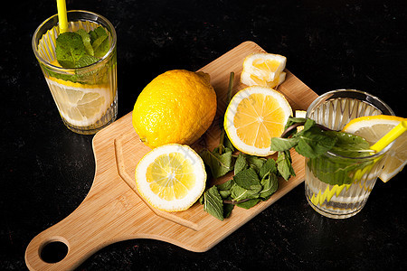 由有机水果制成的健康柠檬水图片