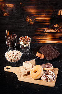 不健康但美味的糖果和糕点杯子木板玻璃甜点豆子甜甜圈食物巧克力咖啡大理石图片