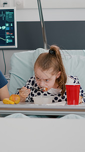 母亲与生病的女儿站在一起 在午餐时吃健康食品餐疾病病房营养外科食物卫生病人药品肿瘤住院图片