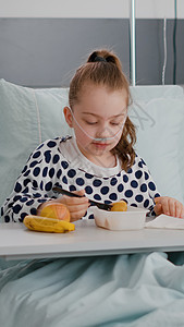 住院儿童在康复检查期间卧床休息吃健康食品的画像疾病从业者药品早餐病房手术诊所管子女士药物图片