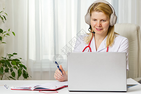 在线咨询医生 虚拟医生访问远程医疗概念 通过笔记本电脑提供建议会议保健女士诊断从业者女人诊所视频工作成人背景图片