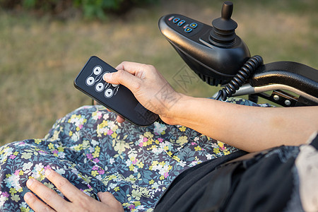 护理医院病房带操纵杆和遥控器的电动轮椅亚洲女性患者健康强健的医疗理念女士公园旅行摩托车病人疾病男人退休老年机动性图片