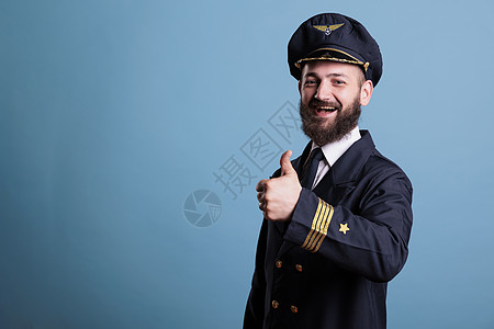 微笑飞机驾驶员显示拇指举起手势图片