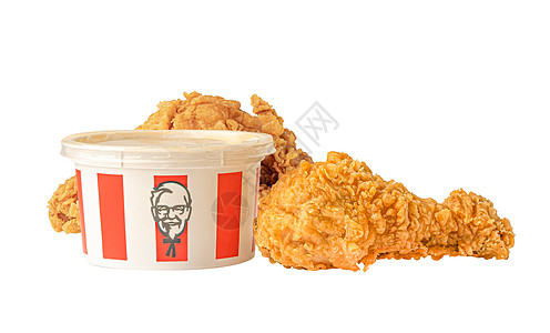 肯德基炸鸡泰国曼谷 2022年8月1日 肯德基鸡肉 肯塔基炸鸡 带有品牌标志 白色背景的快餐命令柜台房间酒吧城市油炸商业桌子服务食物背景