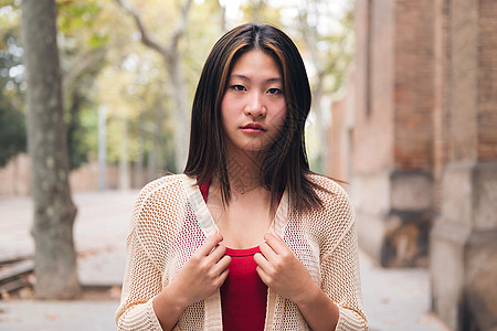 正在看镜头的年轻女青年女子魅力企业家女士女孩冒充女性水平学生成人图片