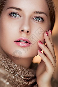 美容 化妆和魅力 美甲美女的面部肖像和粉红色唇膏化妆 为奢侈化妆品 风格和时尚涂上金色图片