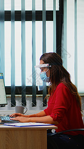 戴面具和面罩工作的人图片
